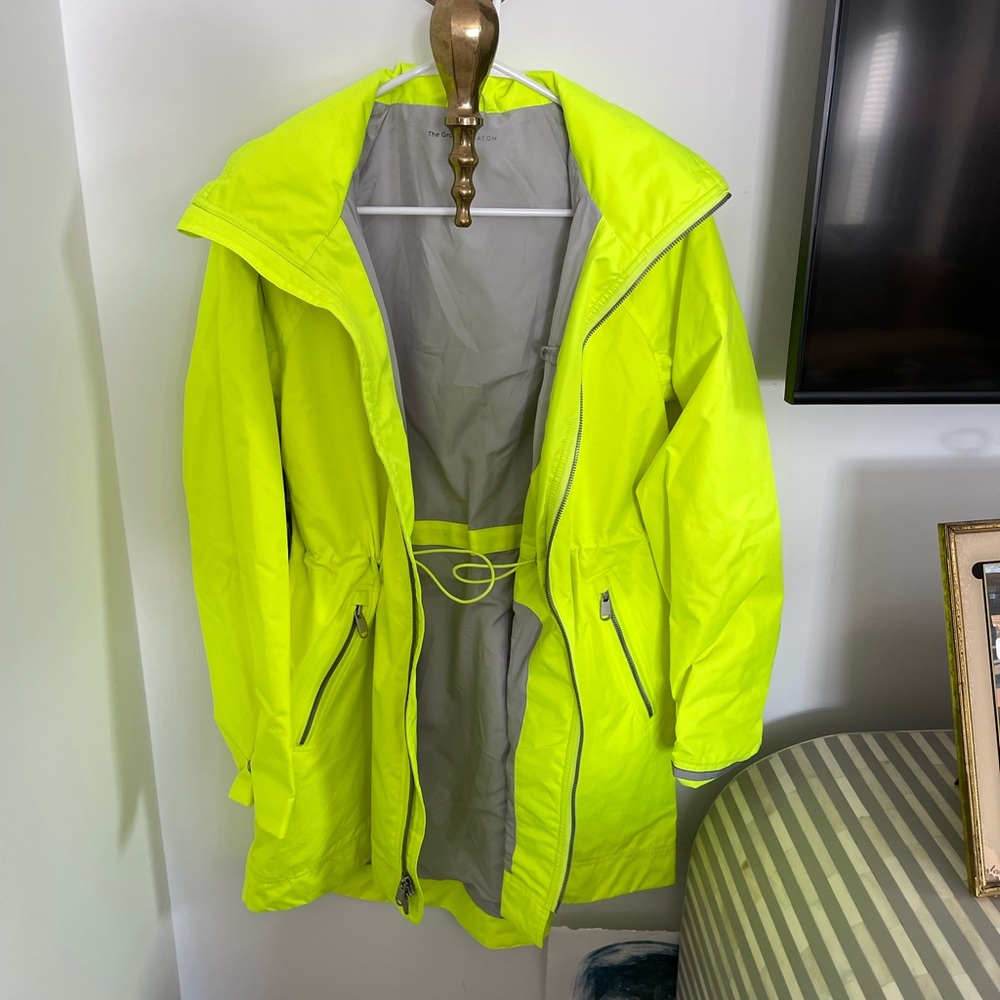 Aritzia Babaton Raindrop jacket neon
